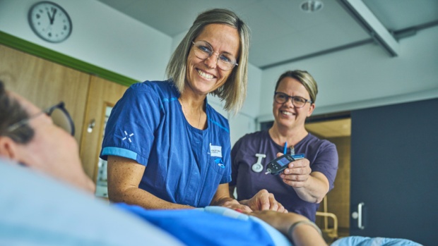 Fototekst: Som trainee får man løn og bliver en del af hverdagen i fx hjemmeplejen eller et plejecenter.