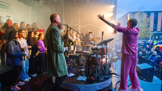 Kulturinstitutionen Resonerende Rum bruger kunst og kultur til at give en stemme til dem, der ikke plejer at bliver hørt - gennem improfællesskaber. Det vækker opmærksomhed flere steder i landet – også på Kulturmødet Mors. (Fotograf: Jens Bach).