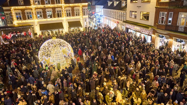Billedtekst: Der var sort af mennesker på Store Torv, da Holstebro Handelsstandsforening tændte for julelysene den 7. november. (Fotograf Ole Mortensen).