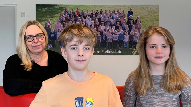 Skoleleder Helle Brink glæder sig sammen med Ebbe og Sofia fra 6. klasse over, at det i høj grad er lykkedes at få alle elever til at engagere sig i trivselsarbejdet på Skave Skole.