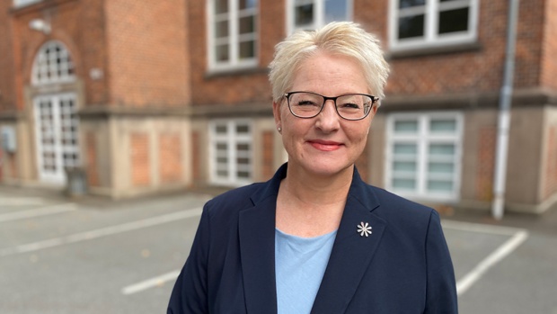 Billedtekst: Den kommende sprogcenterleder foran en af centrets bygninger i Danmarksgade i Holstebro.