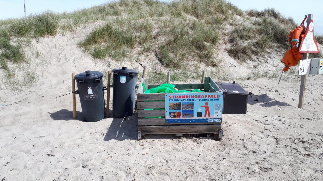 Strandkasser til affaldsindsamling ved Thorsminde Strand