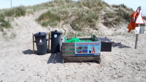Strandkasser til affaldsindsamling ved Thorsminde Strand